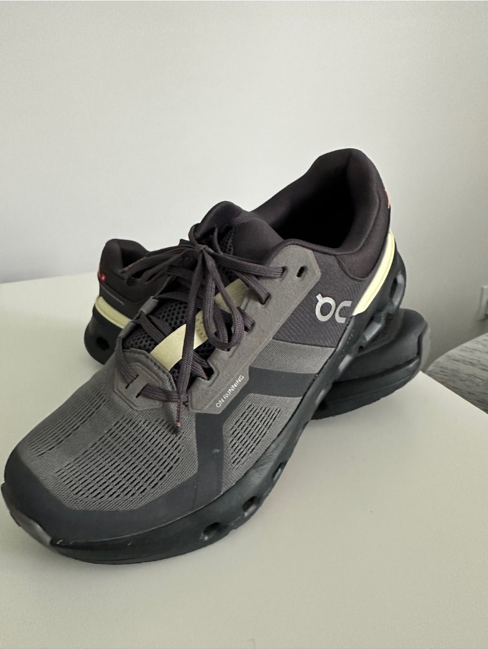 On Cloudrunner 2 Men’s Gray with Yellow Accent Running Shoes Size 10.5
